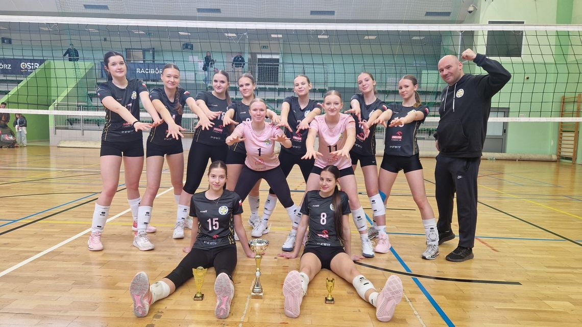 Juniorki PV Volley Krapkowice z pucharem! Triumf po zaciętej walce w Raciborzu Juniorki PV Volley Krapkowice z pucharem! Triumf po zaciętej walce w Raciborzu