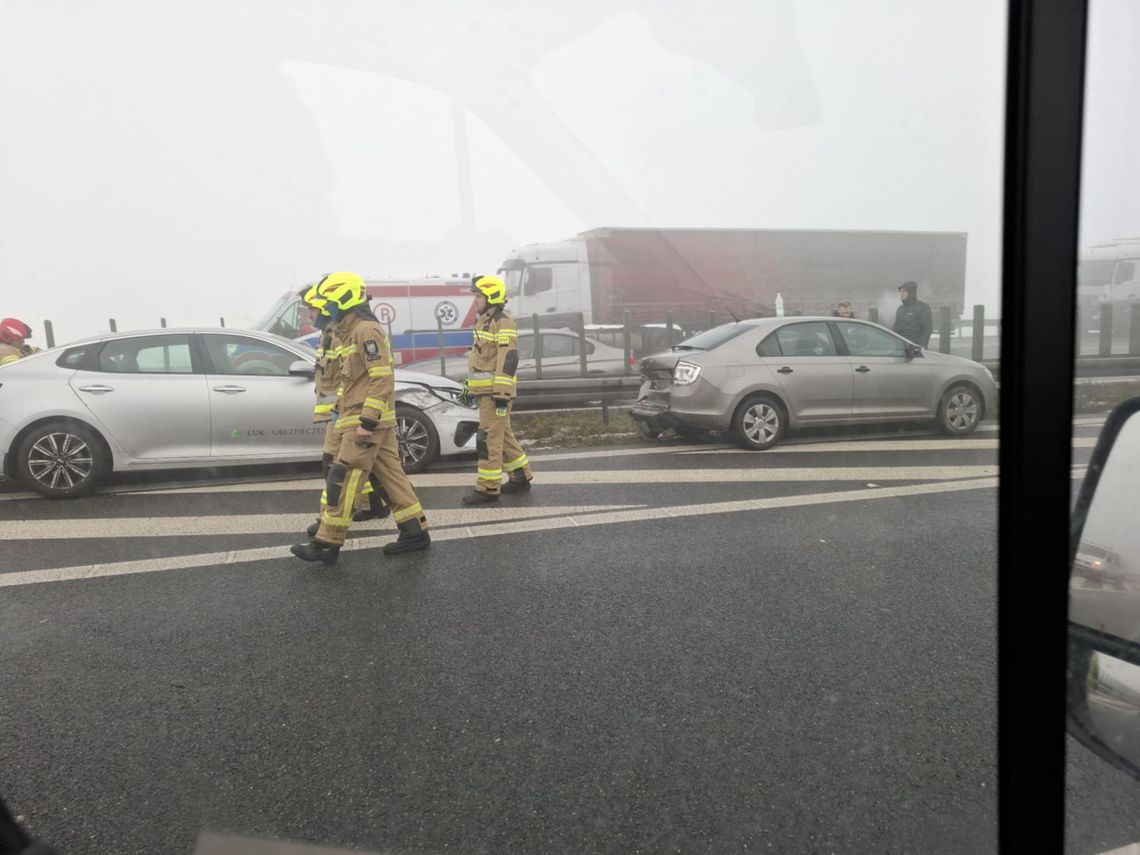 Na zdjęciu Karambol na autostradzie A4 z udziałem ośmiu samochodów, służby ratunkowe na miejscu, całkowicie zablokowany ruch
