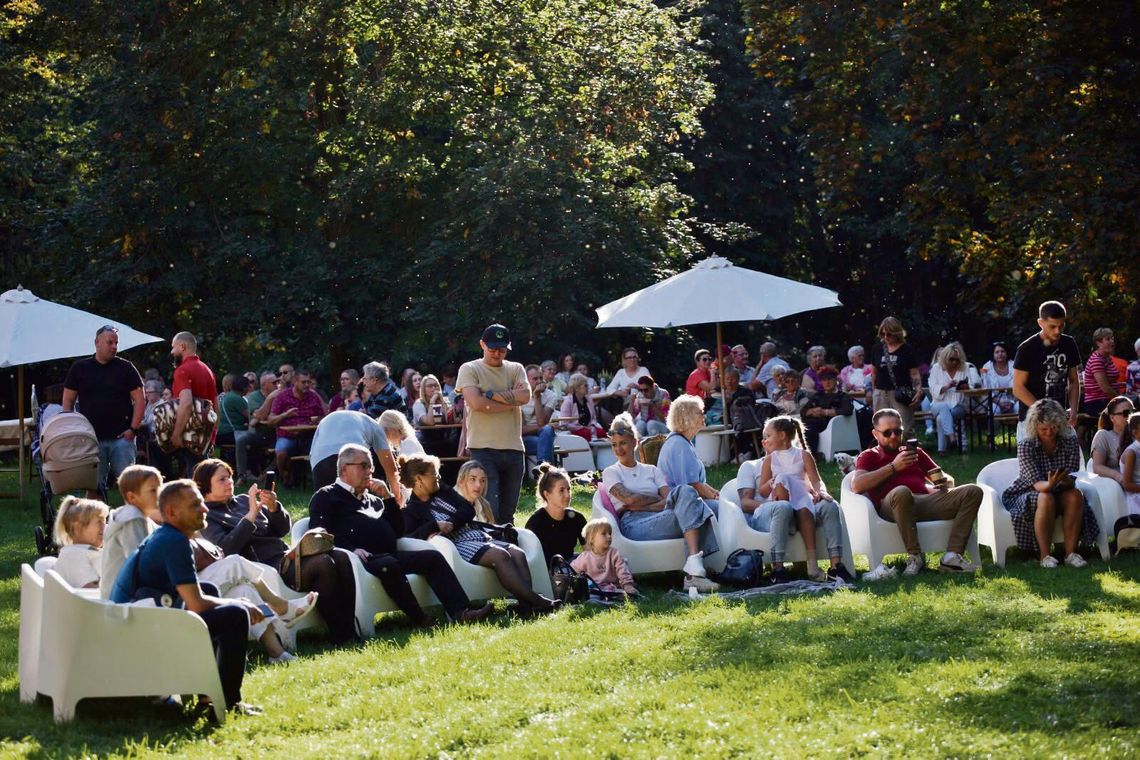 Kartoffelfest w Rozkochowie. Domowe jedzenie, muzyka i trzy kuce pod pałacem Kartoffelfest w Pałacu Rozkochów – uczestnicy festynu, domowe jedzenie i atrakcje w pałacowym ogrodzie