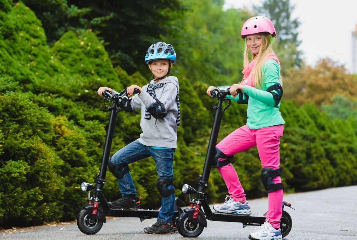 Kask obowiązkowy dla dzieci na rowerze i hulajnodze. Nowe przepisy od 2026 roku – rodzicom grozi mandat Dziecko jadące na hulajnodze elektrycznej w kasku ochronnym – nowe przepisy bezpieczeństwa 2026