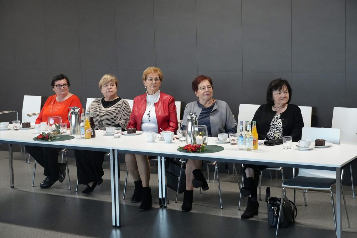 Każdy dom dostanie poradnik. Gogolin przygotował mieszkańców na sytuacje kryzysowe prezentuje poradnik bezpieczeństwa dla mieszkańców gminy podczas posiedzenia Rady Seniorów