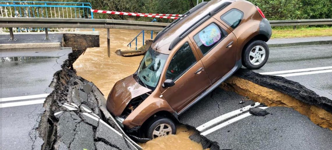 Kierowca wpadł w wyrwę po zerwanym moście na DK45