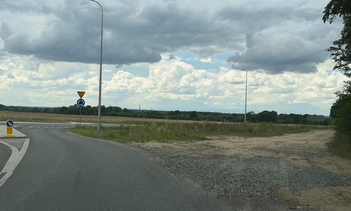 Kierowcy omijają rondo w Gogolinie. Powstał „dziki prawoskręt” na dawnym śladzie drogi Nieformalny prawoskręt na dawnym śladzie drogi przy rondzie w Gogolinie, widoczny ślad omijania wyspy