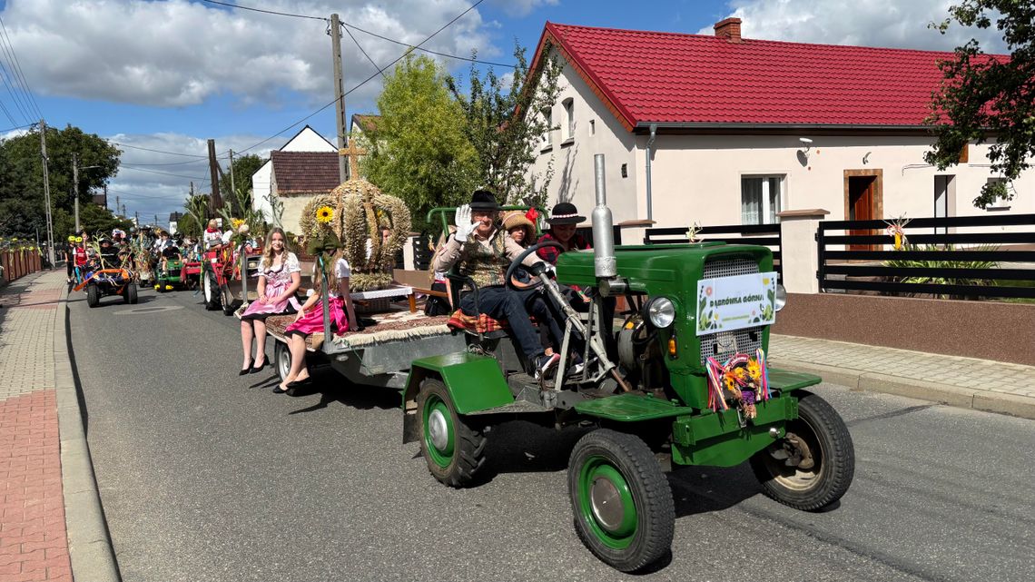 [ZDJĘCIA] Kłosy, korony, barwny korowód i wspólna radość. Gmina Krapkowice świętuje zakończenie żniw