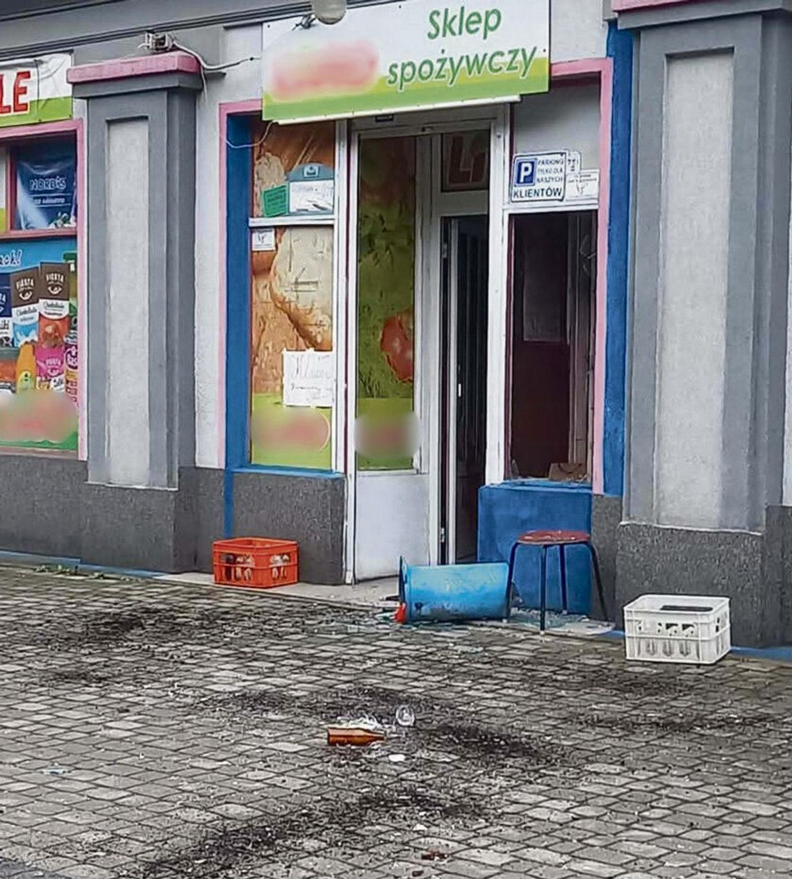 Kobieta rzuciła koszem w witrynę sklepową Radiowóz policji na ul. Kilińskiego w Otmęcie podczas interwencji związanej ze zniszczeniem witryny sklepu