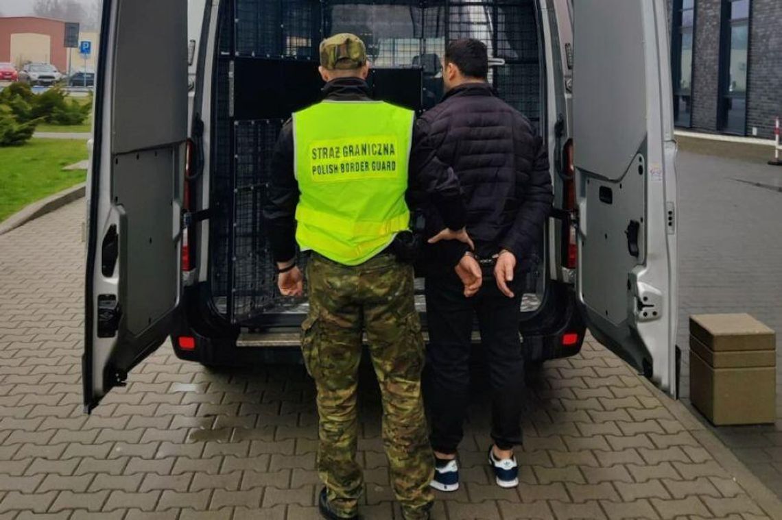 Funkcjonariusze Straży Granicznej zatrzymują obywatela Ukrainy w ramach przymusowej deportacji z Polski za kradzieże i posiadanie narkotyków.