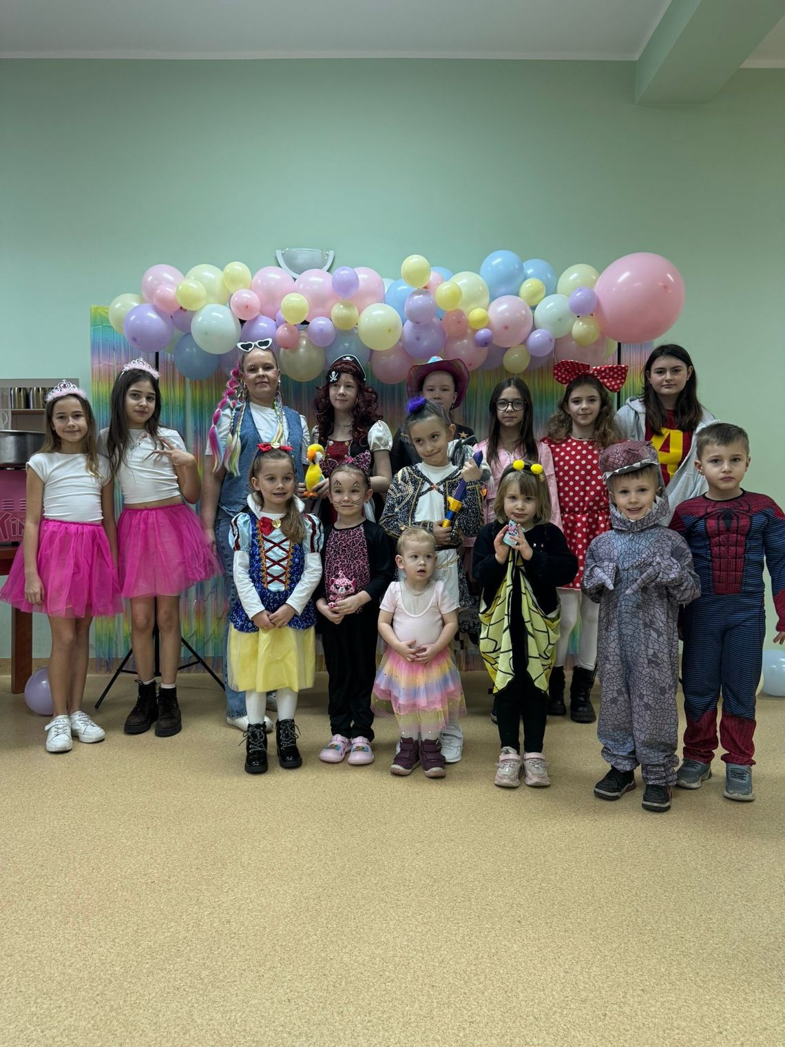 Kolorowe stroje i mnóstwo śmiechu. Tak bawiły się dzieci na balu w Choruli Dzieci w kolorowych przebraniach podczas balu karnawałowego w Centrum Aktywizacji Wiejskiej w Choruli.