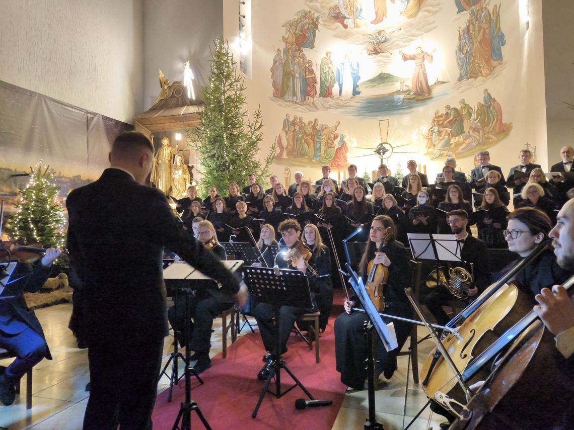 Koncert Kolęd w kościele św. Antoniego w Zdzieszowicach – chór i orkiestra kameralna pod dyrekcją ks. Mateusza Mandalki, licznie zgromadzona publiczność