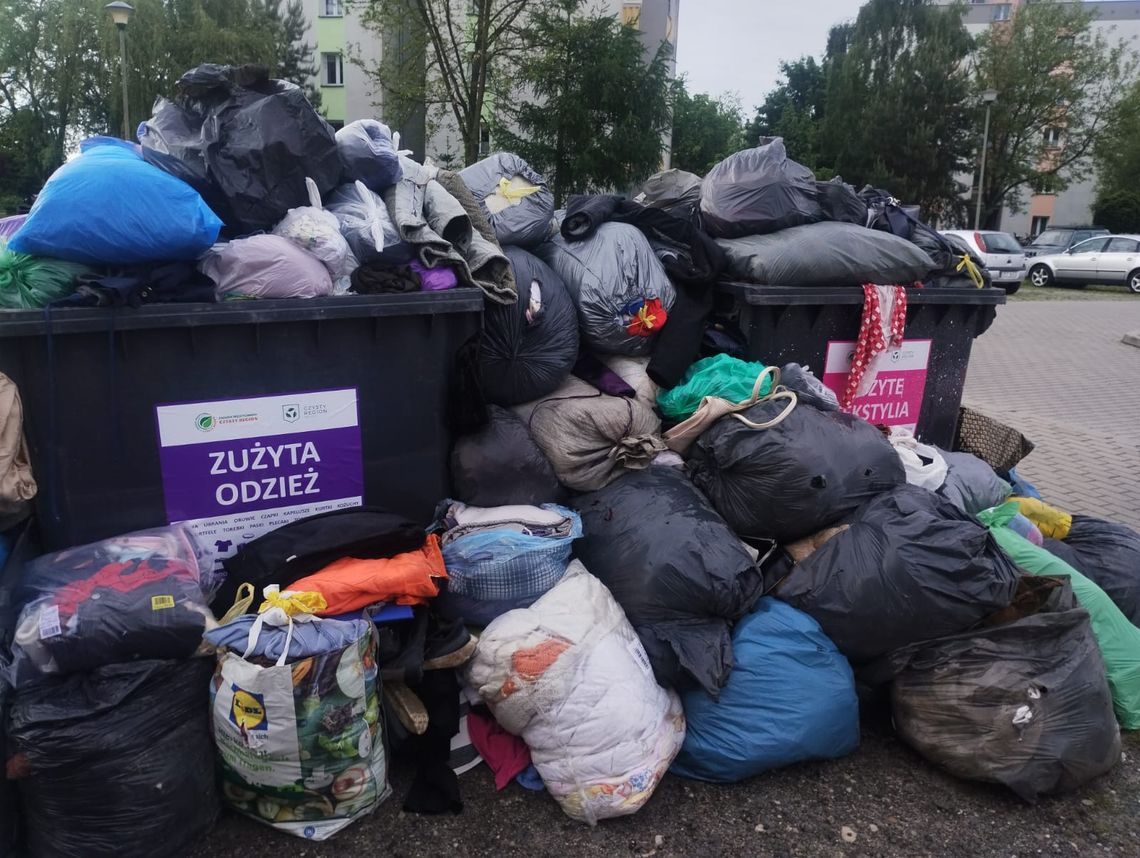Rotacyjny pojemnik na tekstylia ustawiony na terenie gminy Gogolin podczas pilotażowej zbiórki.