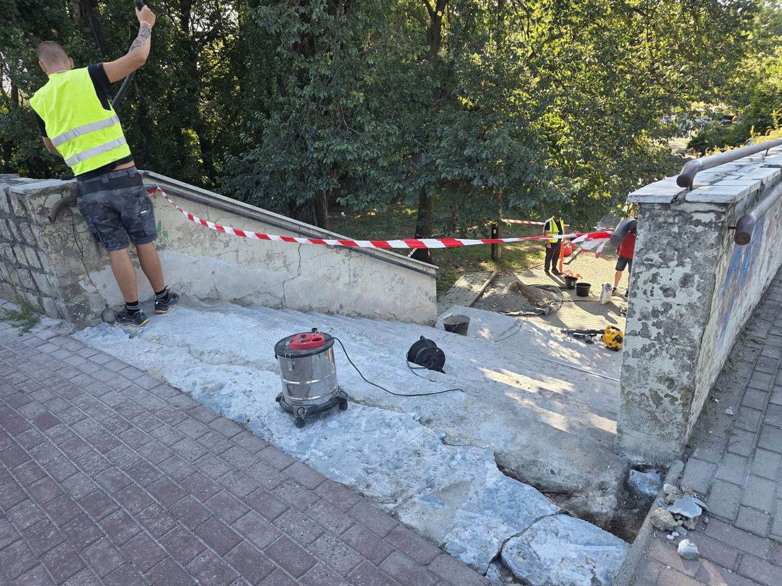 Koniec z popękanymi stopniami. Schody przy krapkowickim moście przechodzą remont