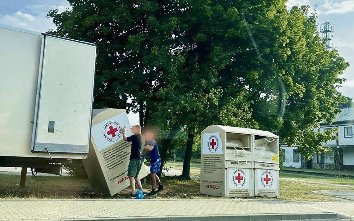 Koniec zbiórek odzieży do kontenerów PCK