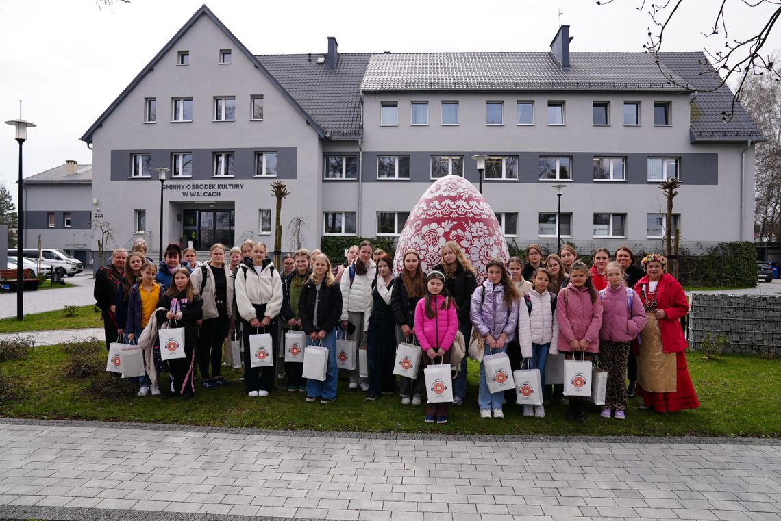 Uczestnicy konkursu kroszonkarskiego w Walcach prezentują zdobione wielkanocne jajka