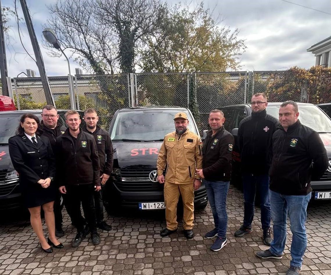 na zdjęciu Strażacy z OSP Kórnica odbierają nowy samochód Volkswagen T6 Transporter w Warszawie