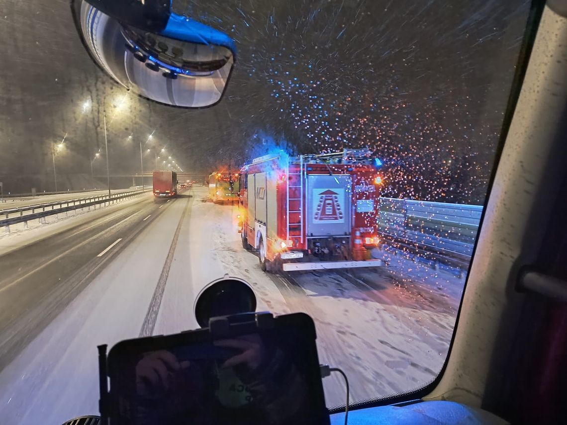 Kraksa na autostradzie A4: autokar zderzył się z osobówką