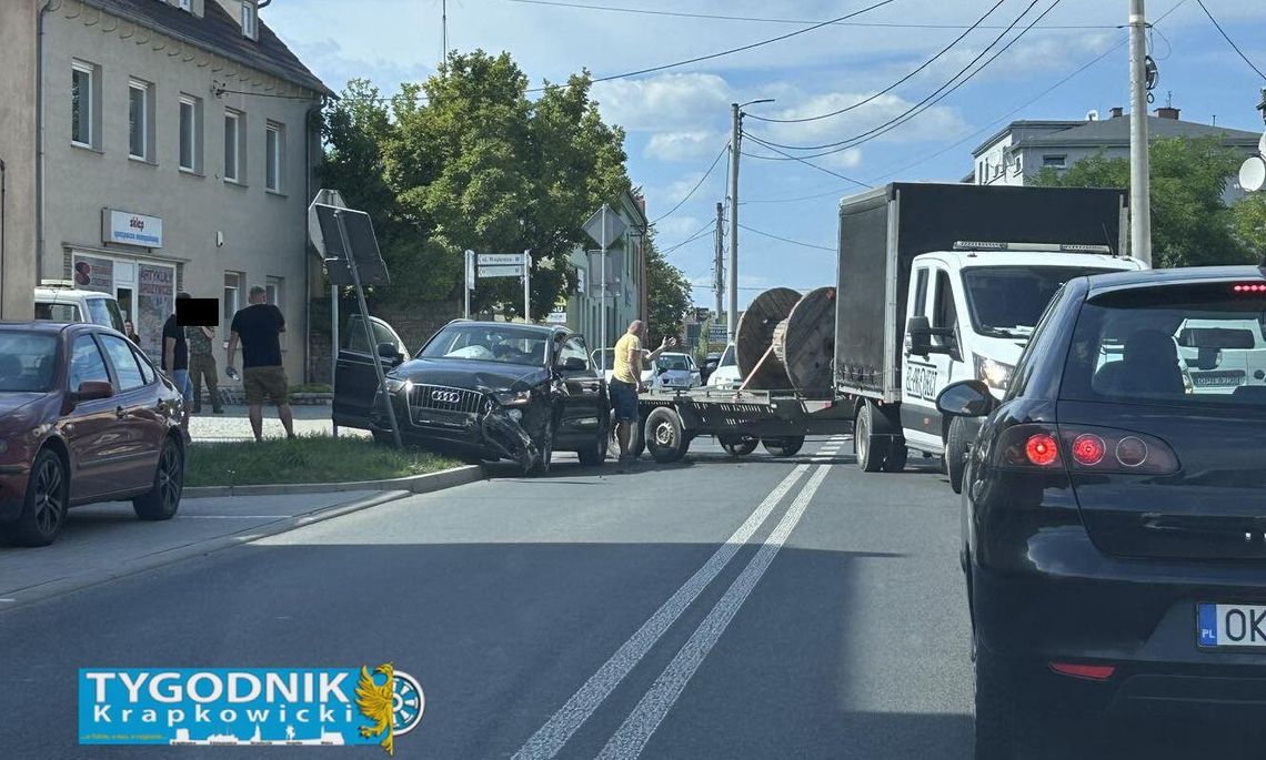 [ZDJĘCIA] Kraksa dwóch audi na Opolskiej: poważne utrudnienia w ruchu