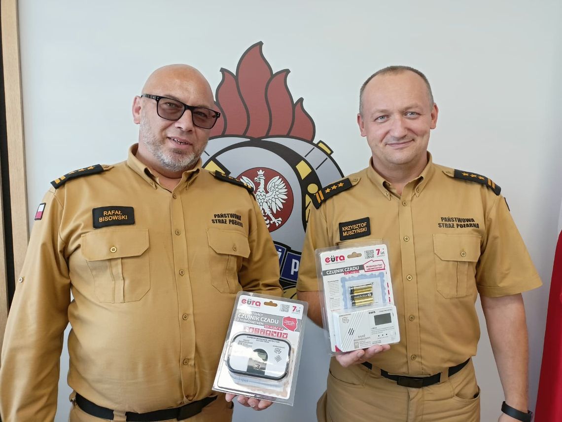 Na zdjęciu strażacy z Komendy Powiatowej PSP w Krapkowicach prezentują darmowe czujniki czadu rozdawane mieszkańcom.