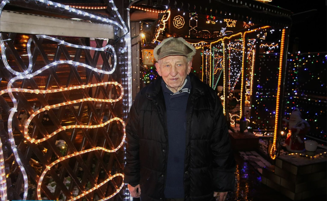 na zdjęciu Podwórko Henryka Jaschika w Krapkowicach z 40 tysiącami lampek i świątecznymi dekoracjami – ostatnia iluminacja