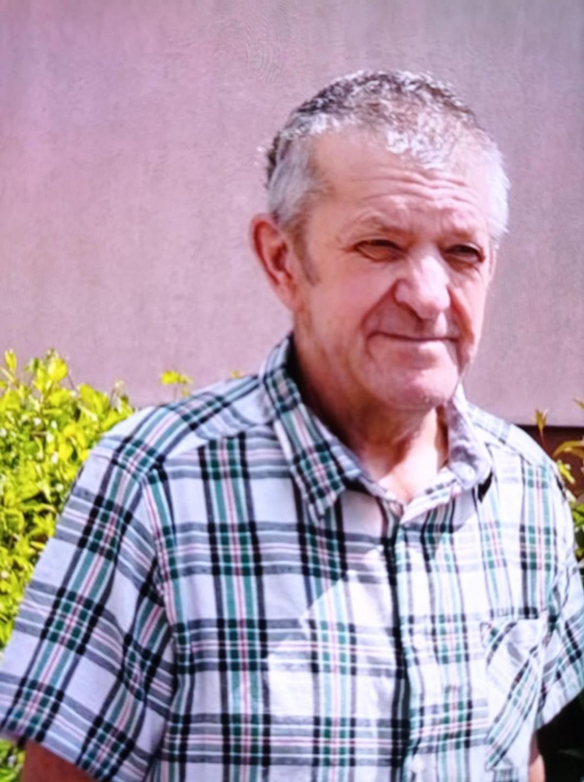 Portret 73-letniego Jana Sobka z Krapkowic, zaginionego 17 maja 2025 roku. Prośba o pomoc w poszukiwaniach.
