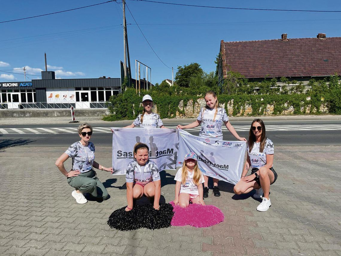 Zawodnicy i kibice podczas Krapkowickiego Biegu Ulicznego na ulicach miasta