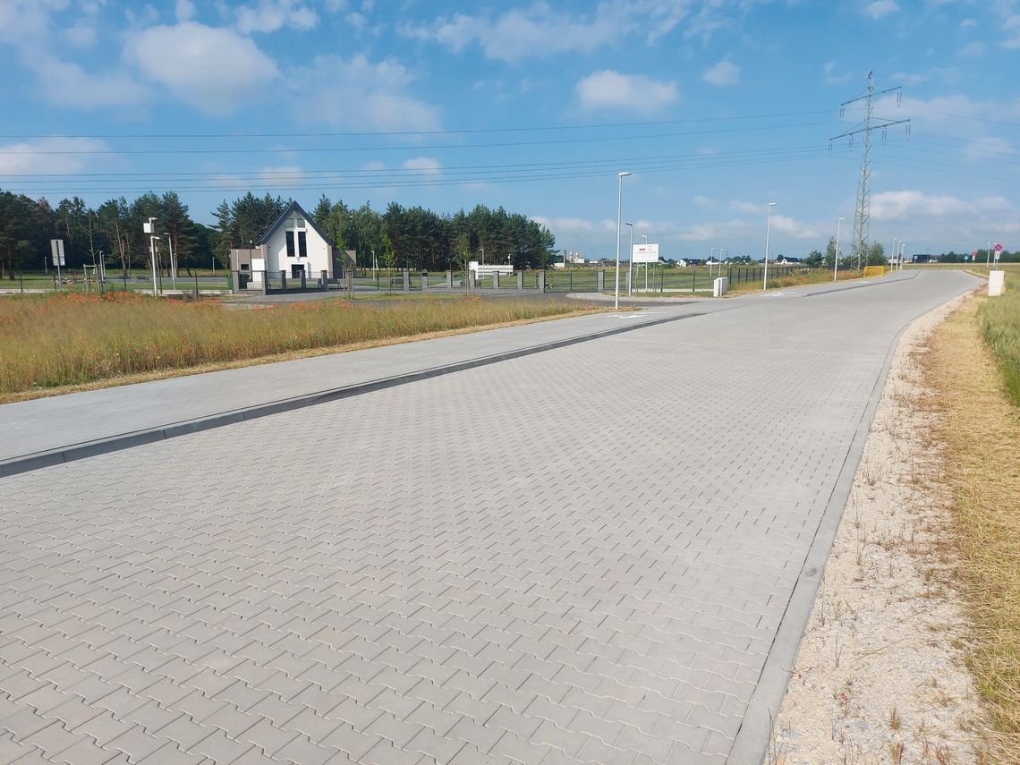 Nowa ulica Lawendowa prowadząca do cmentarza komunalnego w Krapkowicach po zakończonej inwestycji drogowej.