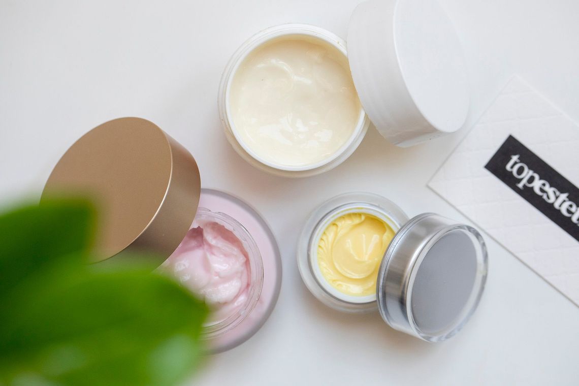 Krem i serum do biustu — jak stosować te kosmetyki?