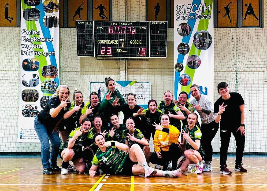 Zawodniczki KS Otmęt Krapkowice świętujące awans do I ligi piłki ręcznej kobiet po wygranym sezonie 2024/25