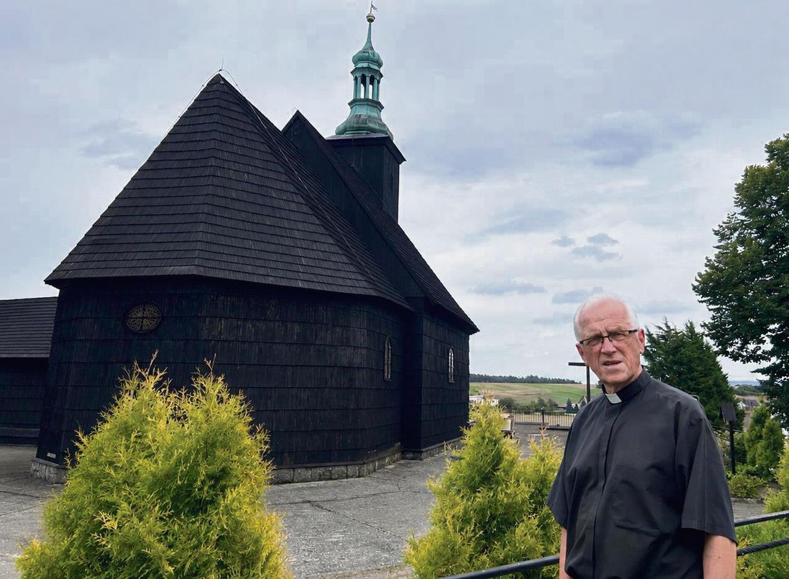 Ksiądz Hubert Sklorz żegna Malnię po 16 latach. Nowym proboszczem zostaje ks. Łukasz Libowski „Kościół Podwyższenia Krzyża Świętego w Malni — wejście główne i wierni wychodzący po niedzielnej mszy.”