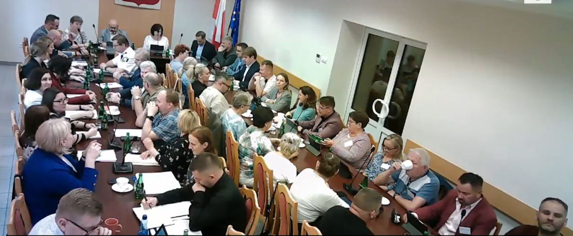Radni Rady Miejskiej w Zdzieszowicach podczas głosowania na sesji – analiza obecności i diet.
