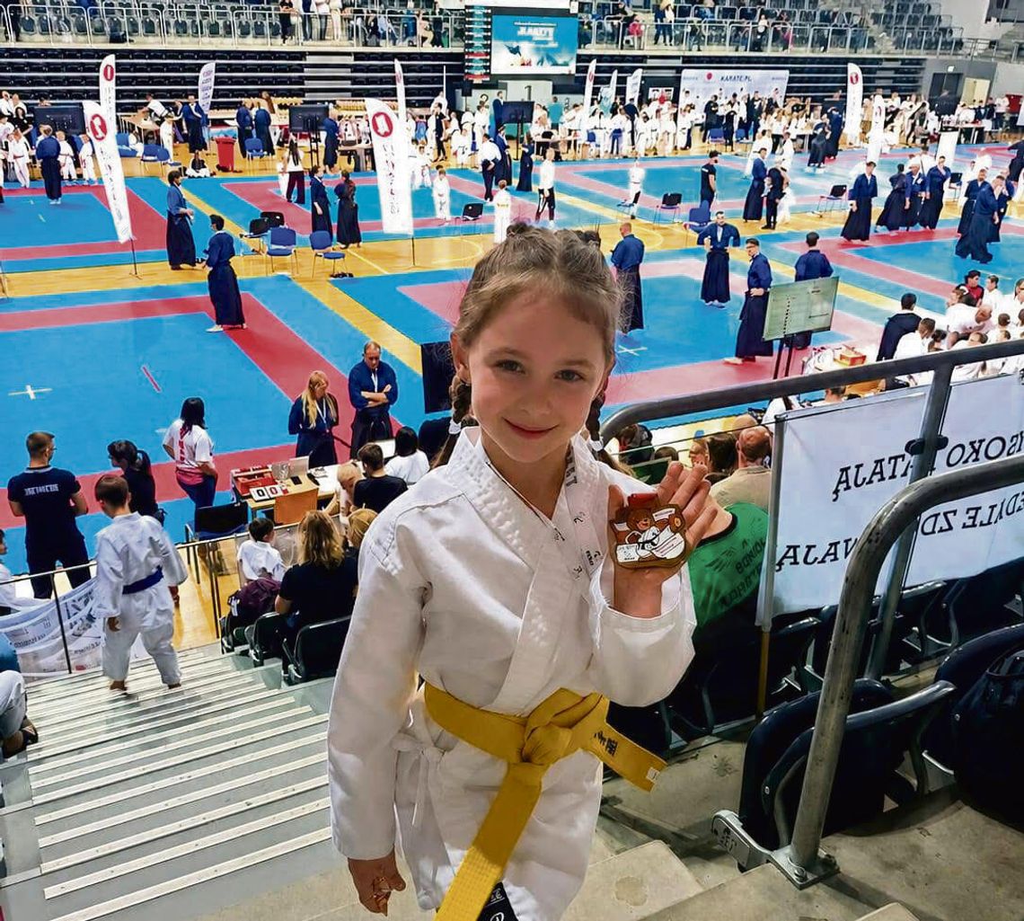 Młoda zawodniczka karate prezentująca technikę KATA podczas zawodów