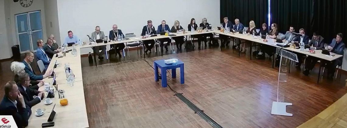 Uhonorowani lekarze i przedstawiciele jednostek OSP podczas sesji Rady Miejskiej w Krapkowicach