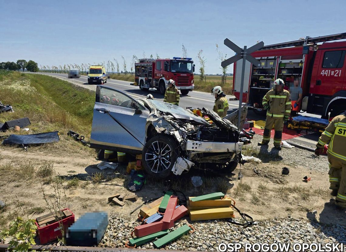 Lexus dachował na DK45. 69‑letni kierowca i pasażerka w ciężkim stanie po wypadku pod Krapkowicami Służby ratunkowe podczas akcji po dachowaniu samochodu na DK45 pod Krapkowicami.