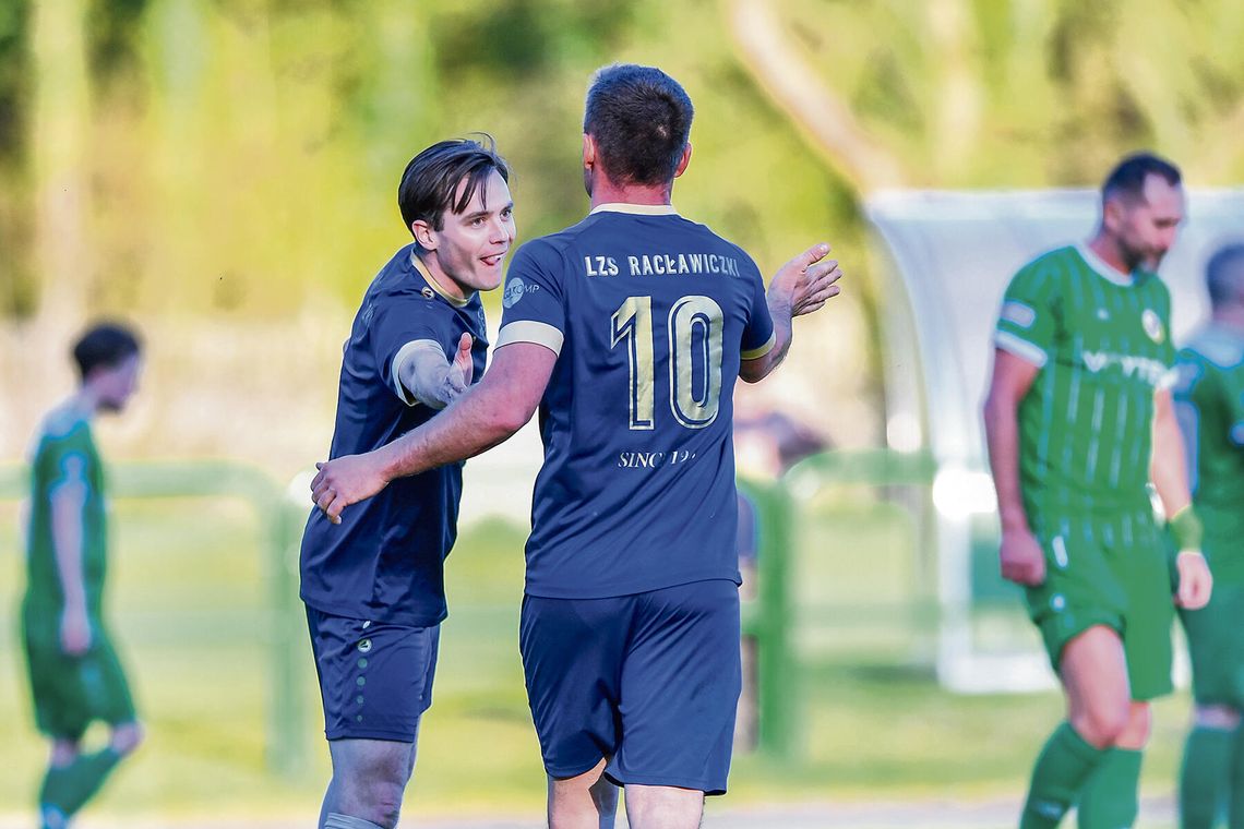 Zawodnicy Otmętu i Racławiczek walczący o piłkę podczas powiatowych derbów A‑klasy