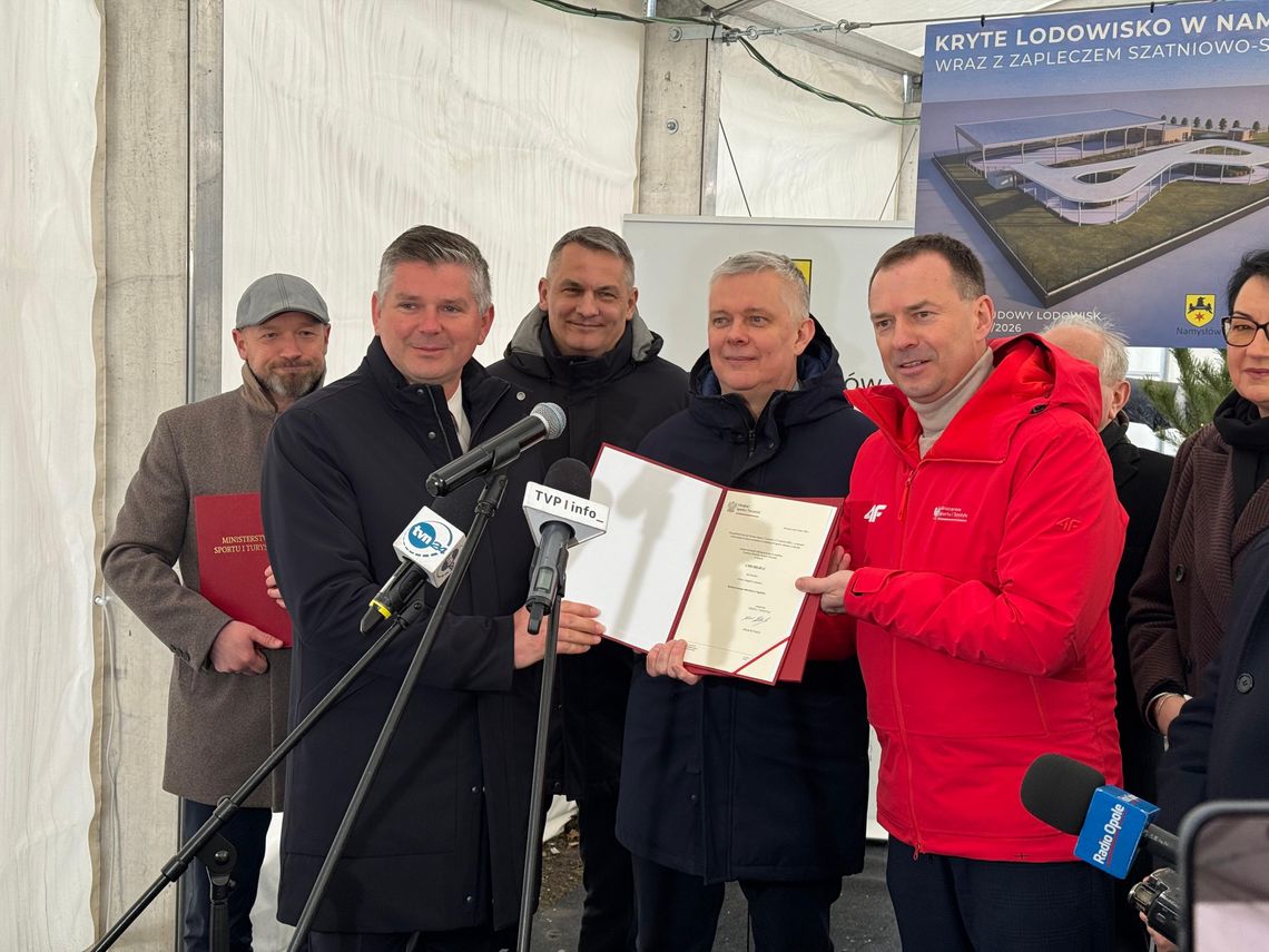 Burmistrz Gogolina Krzysztof Reinert z promesą na dofinansowanie budowy krytego lodowiska i skate parku.