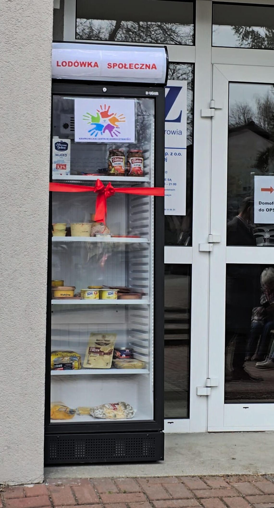 Lodówka społeczna przy Ośrodku Pomocy Społecznej w Otmęcie, gdzie mieszkańcy mogą zostawiać jedzenie dla potrzebujących