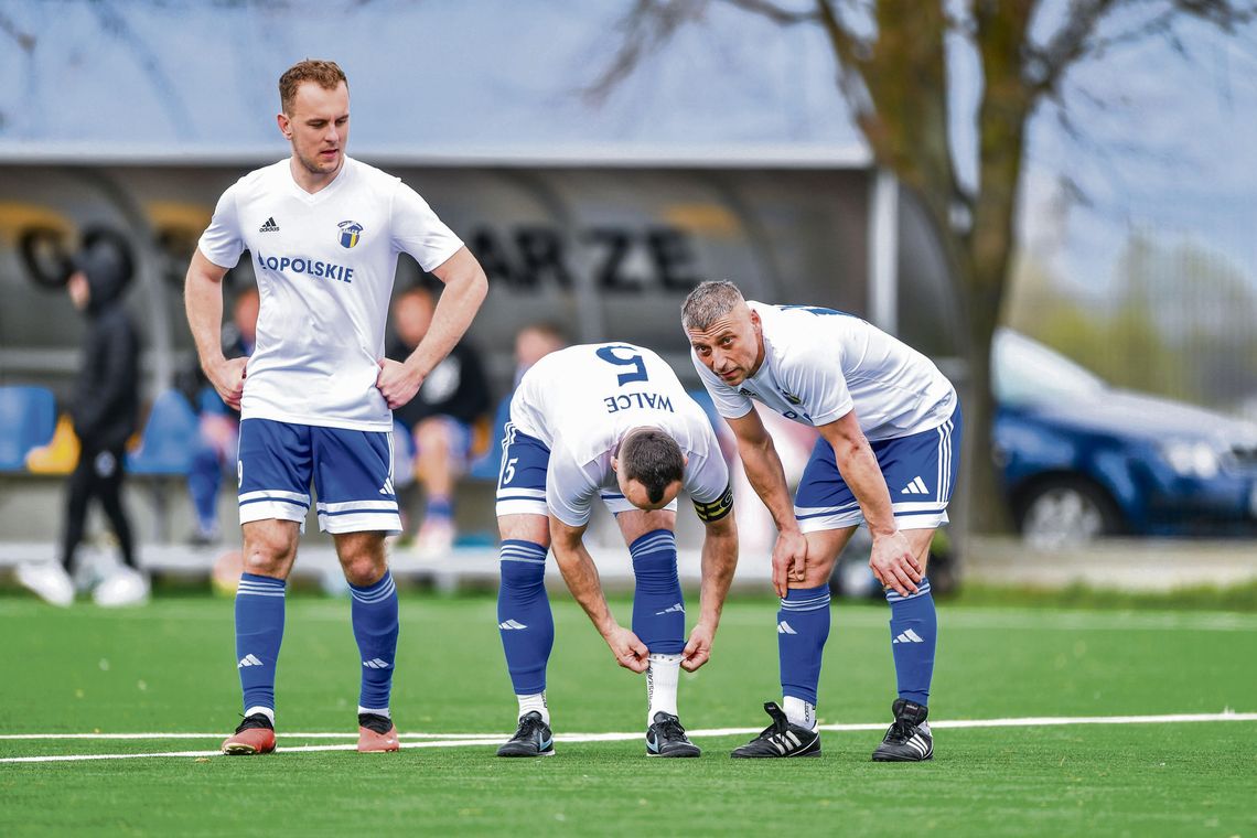 LZS Kromołów wygrywa ze Śląskiem Reńska Wieś 3:2! Leszek Juszczak strzela hat‑tricka i utrzymuje drużynę w czołówce tabeli Piłkarze LZS Kromołów świętują bramkę podczas meczu wyjazdowego