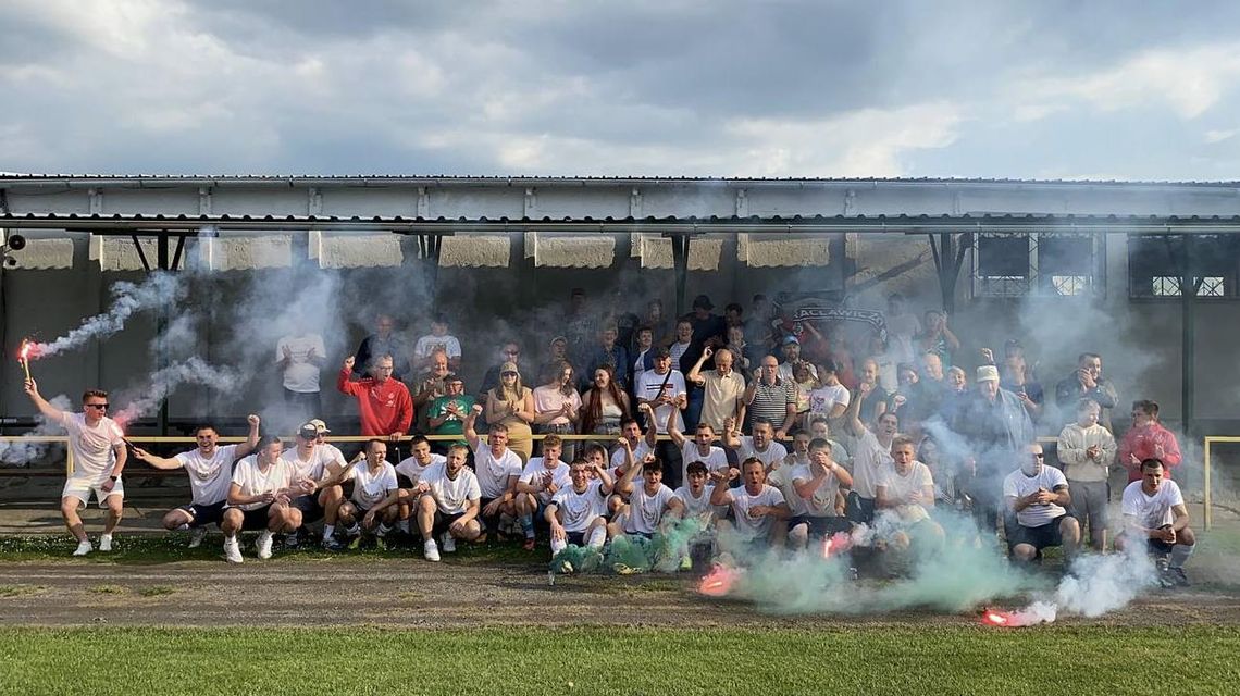 LZS Racławiczki wraca do okręgówki! Mistrzowski pokaz i wielka feta po meczu Piłkarze i kibice LZS Racławiczki świętują awans do klasy okręgowej po zwycięstwie 5:0 nad Orłem II Źlinice.
