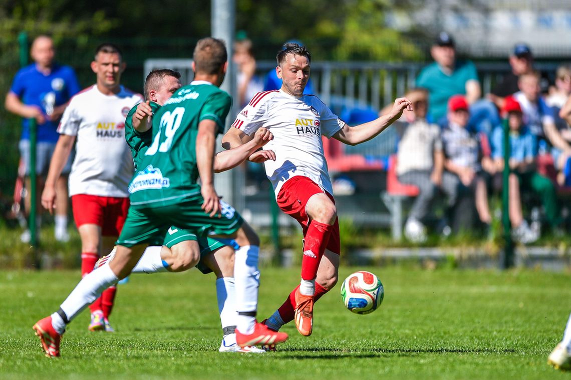 LZS Żywocice ograł wicelidera! Wer Arena nadal niezdobyta, Walce z pięcioma golami Piłkarze LZS Żywocice podczas meczu ligowego na Wer Arenie, gdzie gospodarze pokonali Naprzód Niezdrowice 4:2.