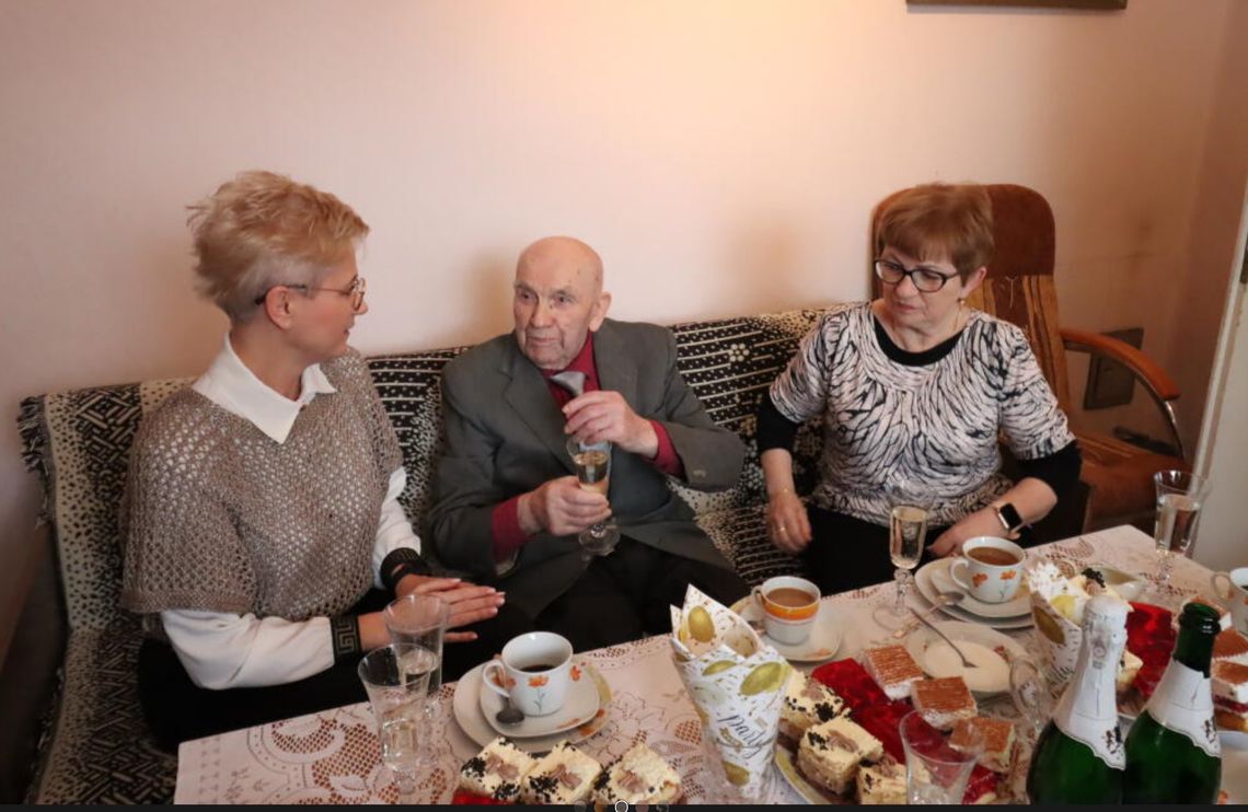 Ma 102 lata i zdradza sekret długowieczności! Pan Józef z Krapkowic świętuje wyjątkowe urodziny