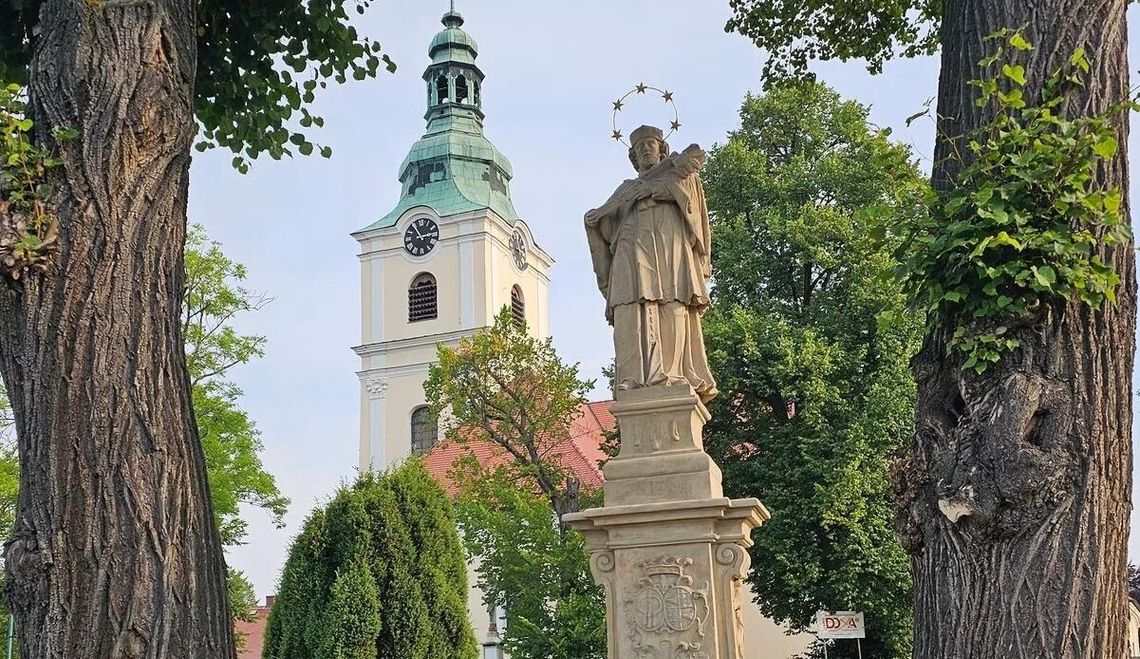 Ma prawie 250 lat. Figura św. Jana Nepomucena w Kamieniu Śląskim odzyskała dawny blask Odrestaurowana barokowa figura św. Jana Nepomucena z 1784 roku przy Placu Myśliwca w Kamieniu Śląskim