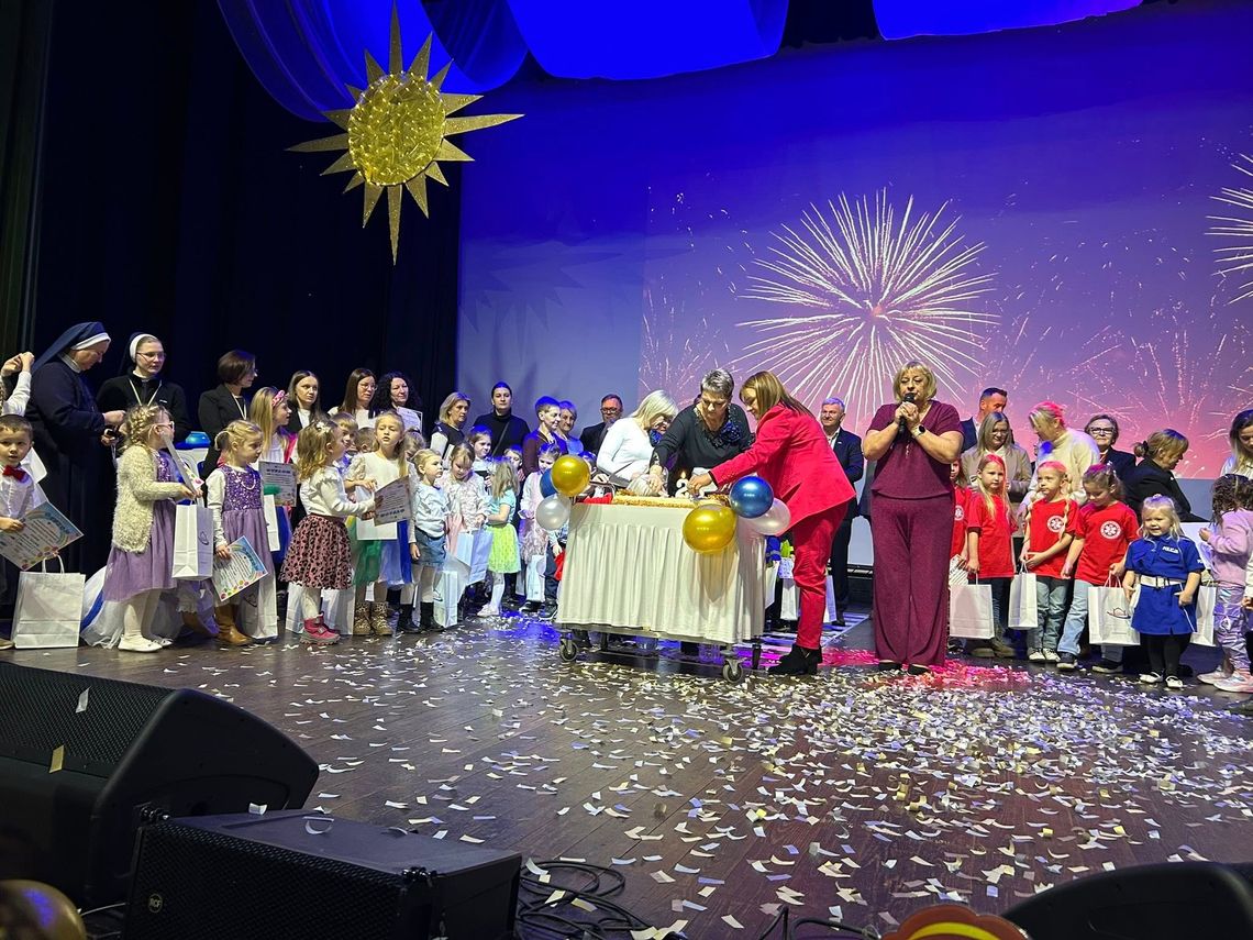 Mali artyści, wielkie emocje. Jubileuszowy festiwal pełen uśmiechu Mali artyści, wielkie emocje. Jubileuszowy festiwal pełen uśmiechu