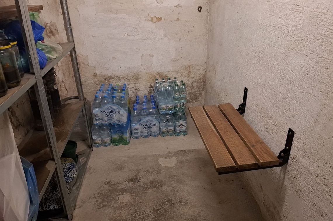 „Mam zejść do piwnicy i stać tam pięć godzin?” Mieszkanka Otmętu pyta o przygotowanie schronów Piwnica w budynku mieszkalnym, która może pełnić funkcję miejsca doraźnego schronienia dla mieszkańców w sytuacji zagrożenia.