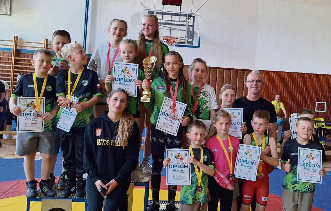 Medalowa dominacja ZKS-u Gogolin! Zapaśnicy wracają z Czech i Mysłowic z workiem krążków Zapaśnicy ZKS Gogolin podczas zawodów, pozujący z medalami