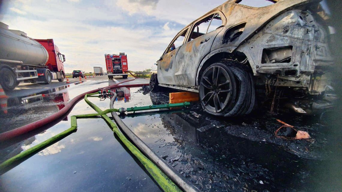Mercedes stanął w płomieniach na A4. Kierowca i pasażerka uciekli w ostatniej chwili Strażacy gaszą płonący samochód Mercedes na autostradzie A4 na 247. kilometrze w kierunku Wrocławia.