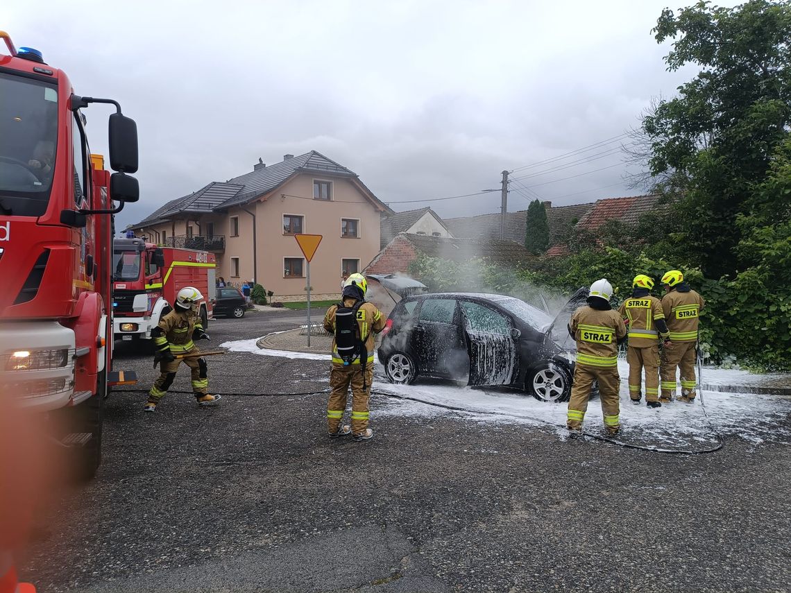 Mercedes zapalił się pod kościołem w Kórnicy