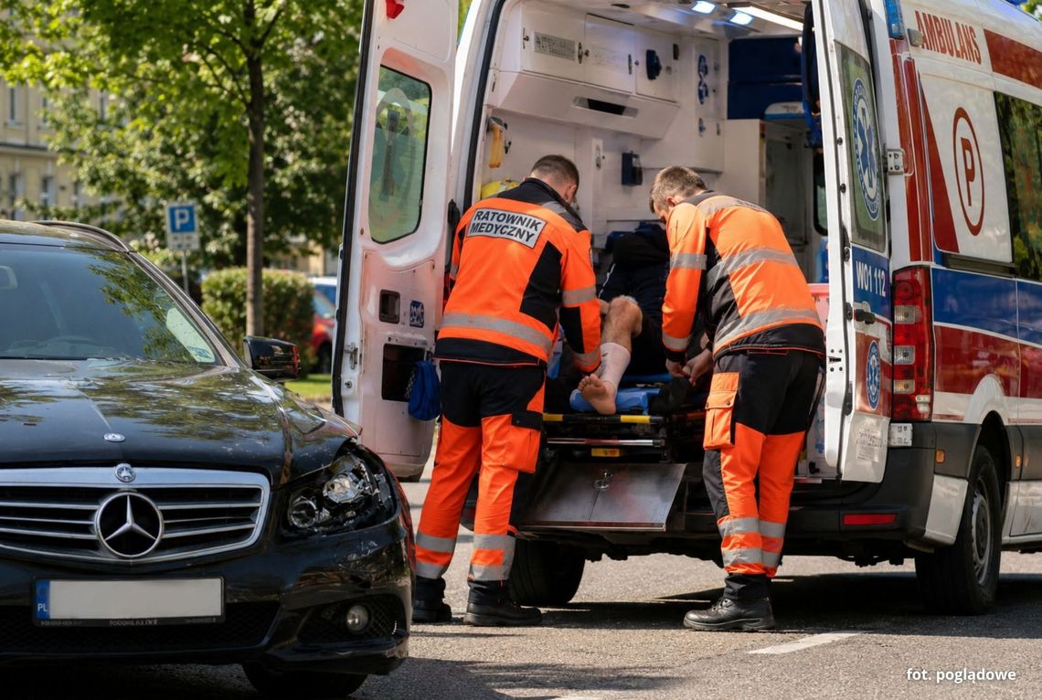 Mercedes zderzył się z rowerzystą. Policja ustala, czy to był wypadek Policjanci pracują na miejscu zderzenia samochodu marki Mercedes z rowerzystą na ulicy Krapkowickiej w Gogolinie.