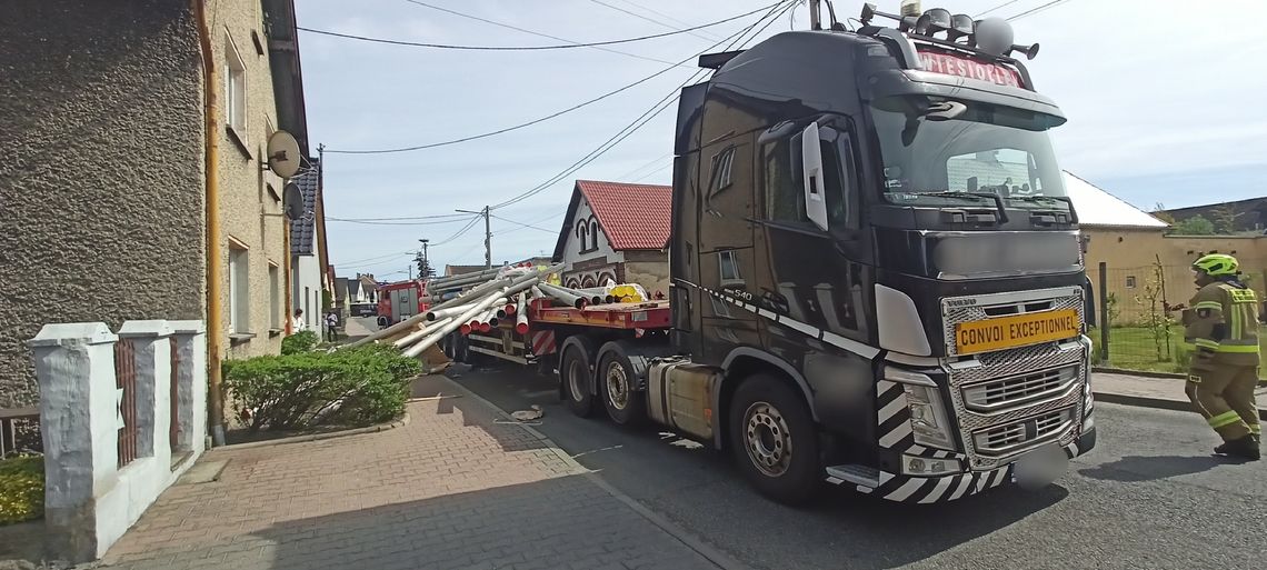 Metalowe rury poza pojazdem