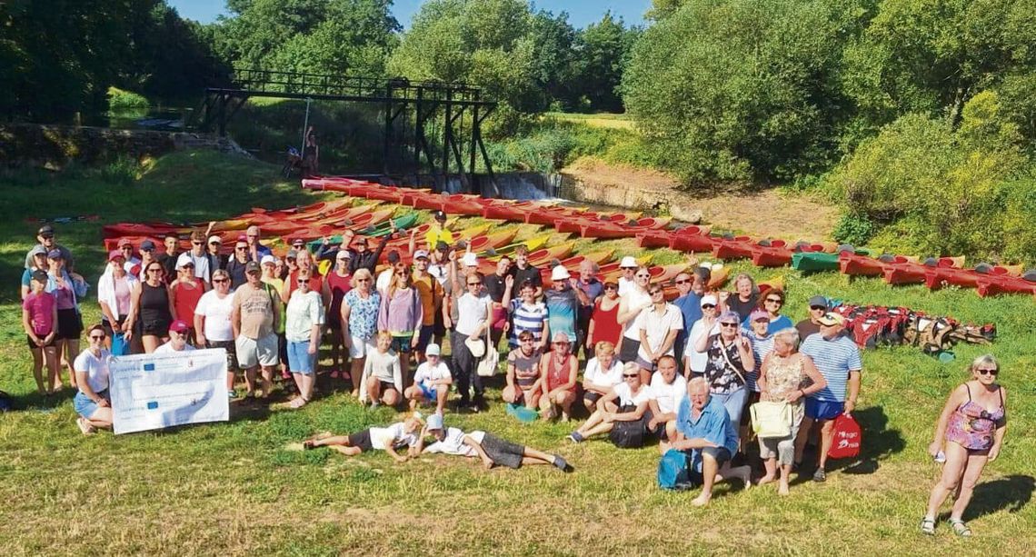 Mieszkańcy Gogolina i Jablunkova na wspólnym spływie Osobłogą. Sport, natura i sąsiedzka integracja „Uczestnicy spływu kajakowego na Osobłodze — kajaki na wodzie, malownicza trasa z Komornik do Żywocic.”