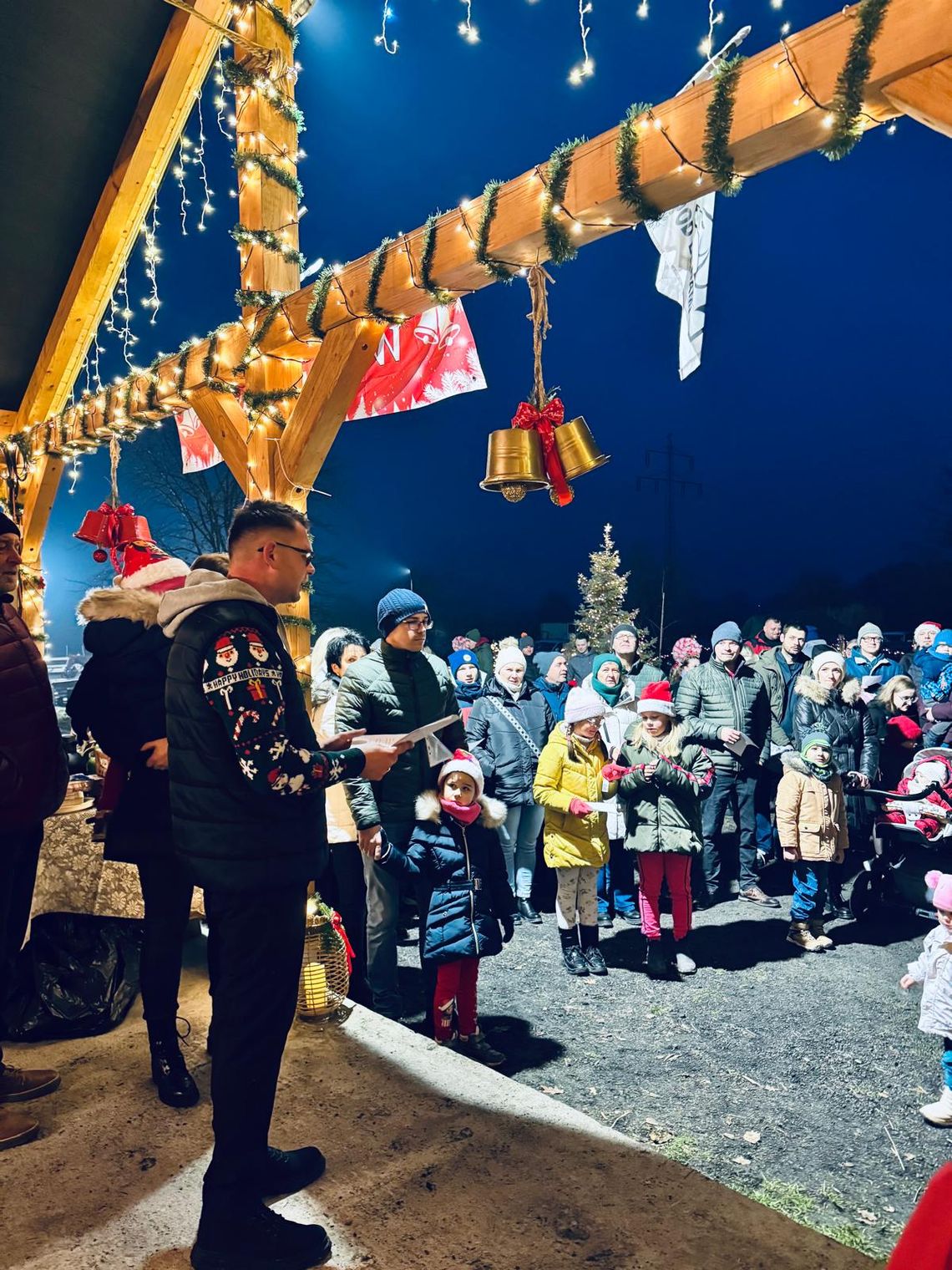 Mikołaj, konie i ognisko. Świąteczna atmosfera w Stajni pod Dębami w Pietnej Na zdjęciu Dzieci podczas spotkania z Mikołajem i przejażdżek konnych w Stajni pod Dębami w Pietnej.