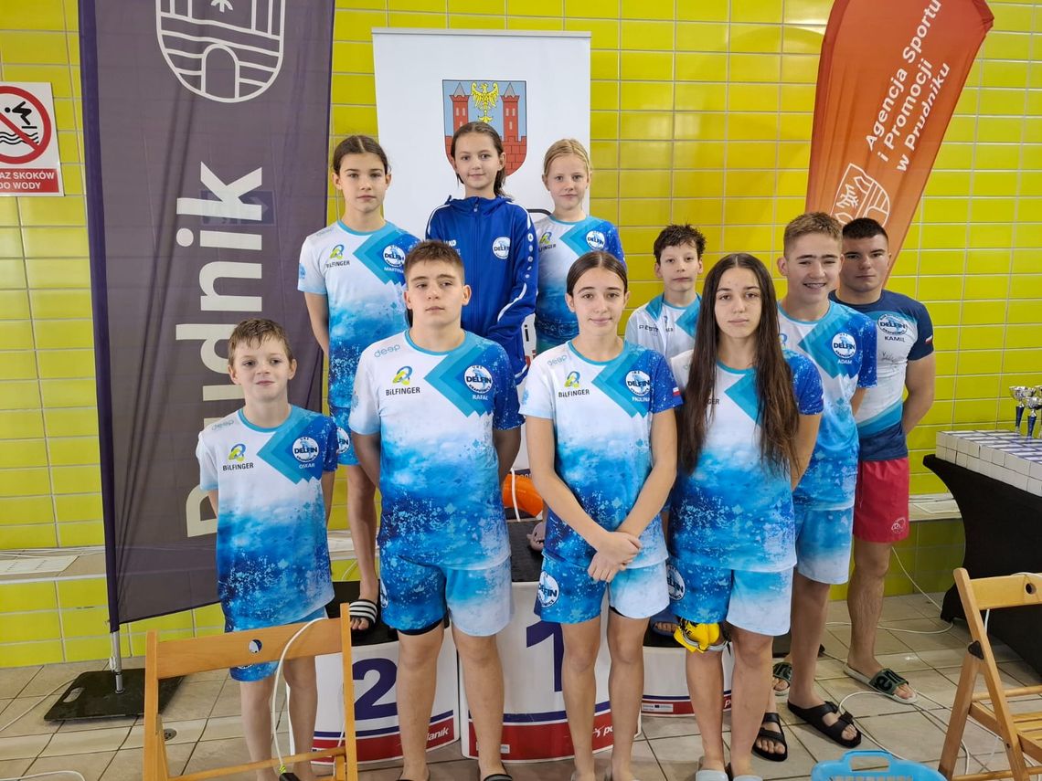 Mikołaj w czepku pływackim! Delfin Krapkowice wraca z Prudnika z workiem medali Zawodnicy UKS Delfin Krapkowice z medalami podczas Mikołajkowych Zawodów Pływackich w Prudniku