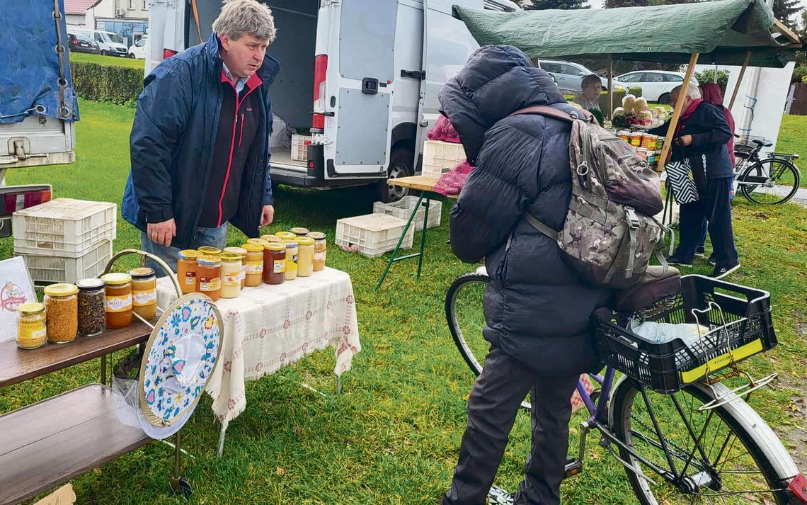 Stoisko z lokalnymi produktami na krapkowickim „Straganiku” na Placu Eichendorffa